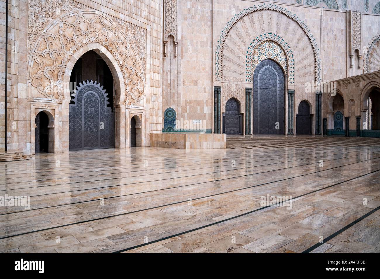 Casablanca, Marocco - 25 marzo 2024: Vista della famosa seconda moschea di Hassan durante una giornata di pioggia Foto Stock