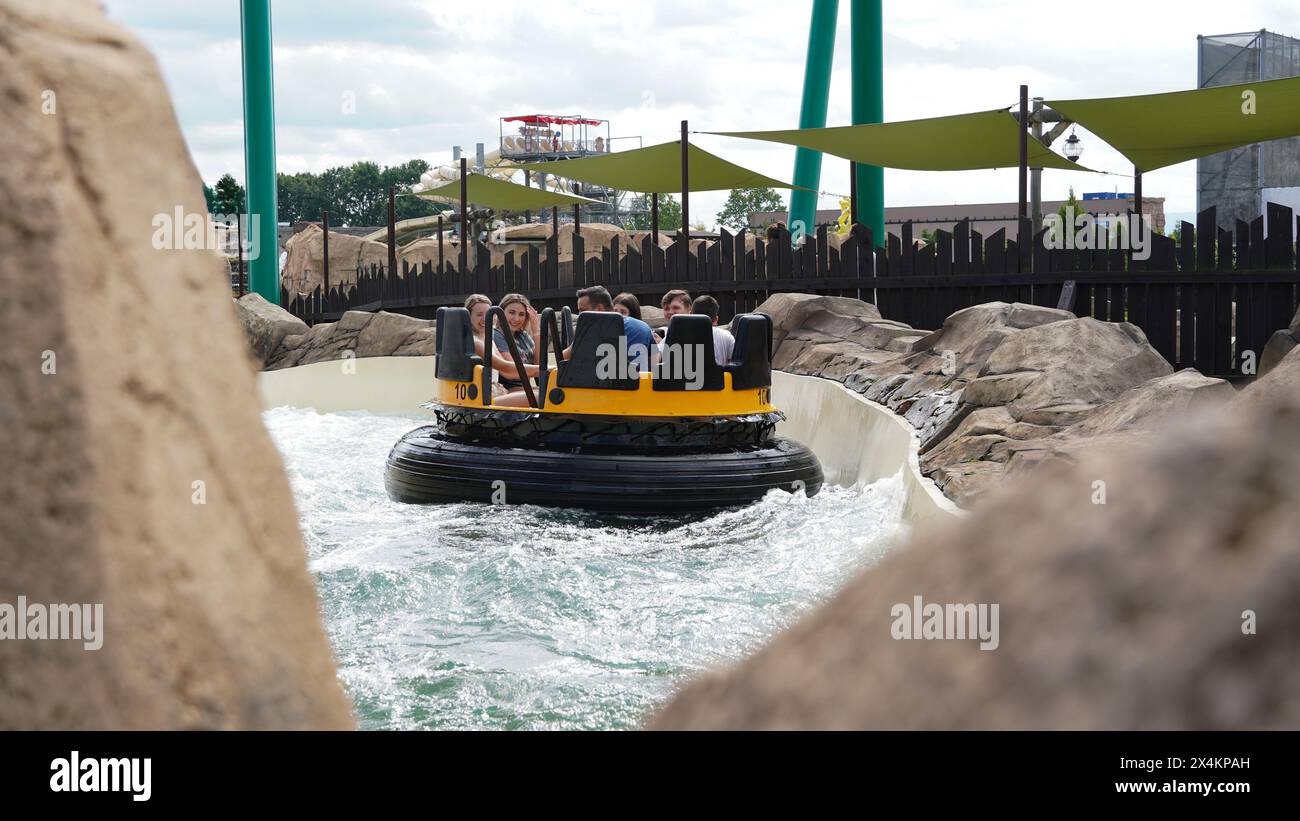 I giovani si divertono con il rafting rapido "Jungle Adventure" al parco divertimenti "Energylandia" Foto Stock