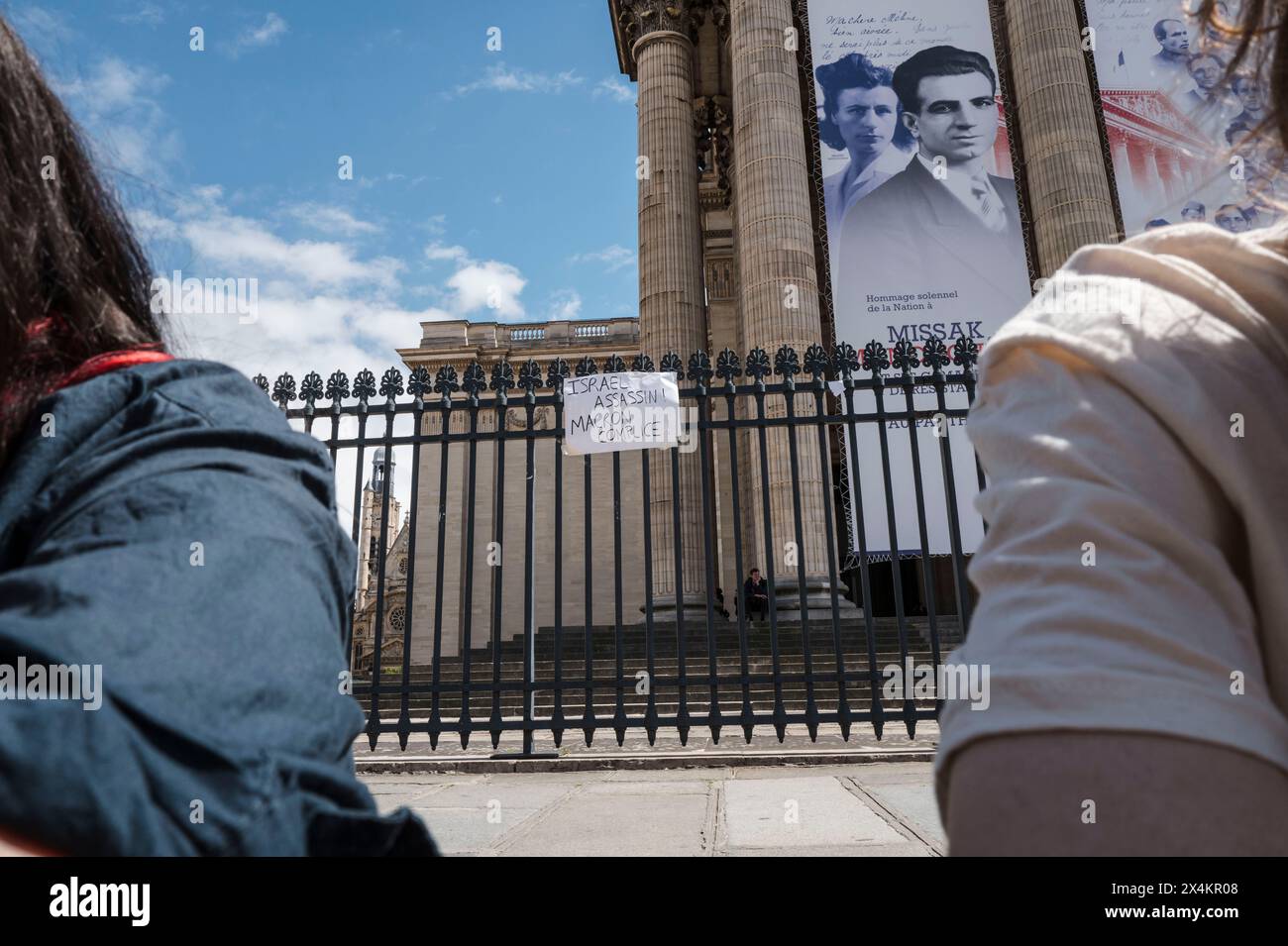 Un poster sulle porte, assassino di Israele! Complice di Macron! Dimostrazione a sostegno del popolo palestinese da parte di studenti provenienti da diversi campus, al Pantheon. Francia, Parigi, 3 maggio 2024. Fotografia di Patricia Huchot-Boissier / Collectif DyF. Foto Stock