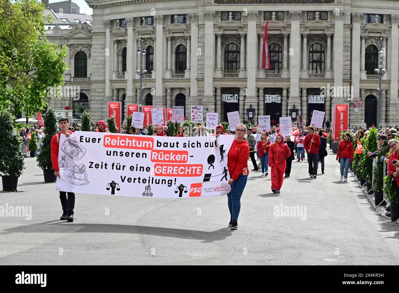 Vienna, Austria. 1° maggio 2024. marzo del SPÖ Vienna (Partito Socialdemocratico d'Austria) nella Piazza del Municipio di Vienna. Banner: La tua ricchezza è costruita sulle nostre spalle, tempo per una distribuzione equa Foto Stock
