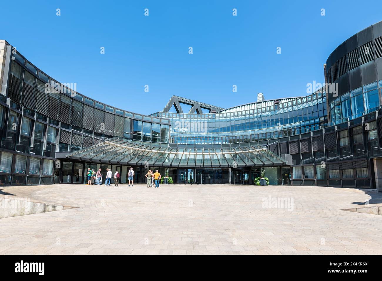 Dusseldorf, Germania - 4 giugno 2023: Le persone visitano Landtag della Renania settentrionale-Vestfalia (Nordrhein-Westfalen) a Dusseldorf, Germania. Landtag è lo stato Foto Stock