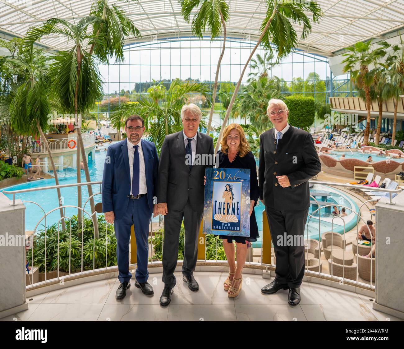 01.05.2024, Bad Wörishofen Therme feiert jetzt 20 jahre Jubiläum, 2 Jahrzehnte in denen mittlerweile über 13 Millionen Badegäste in das Südseeparadies gekommen sind. v.li: Klaus Holetschek Fraktionsvorsitzender CSU Landtag Bayern, Betreiber Jörg Wund, Geschäftsführerin Birgit Ernst Therme, Stargast Kabarettist Wolfgang Krebs als Edmund Stoiber, 01.05.2024, Bad Wörishofen Therme 20 jahre Jubiläum 01.05.2024, Jubiläum Bad Wörishofen Therme 20 jahre Wörishofen *** 01 05.2024, Bad oggi celebra il suo 20° anniversario due decenni in cui oltre 13 milioni di bagnanti sono arrivati nel Mare del Sud Foto Stock