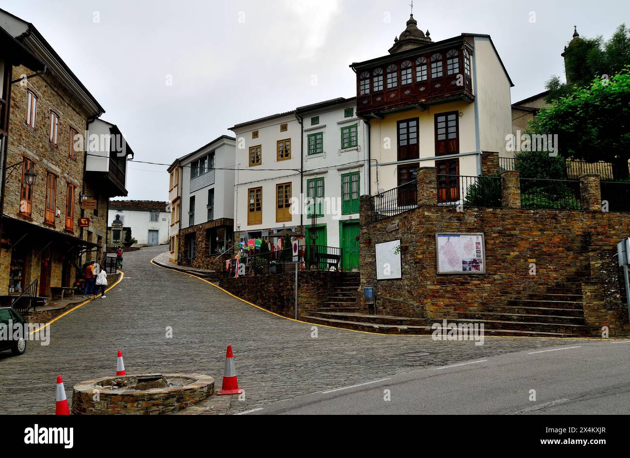 Piazza e strade di Taramundi, Asturie, Spagna Foto Stock