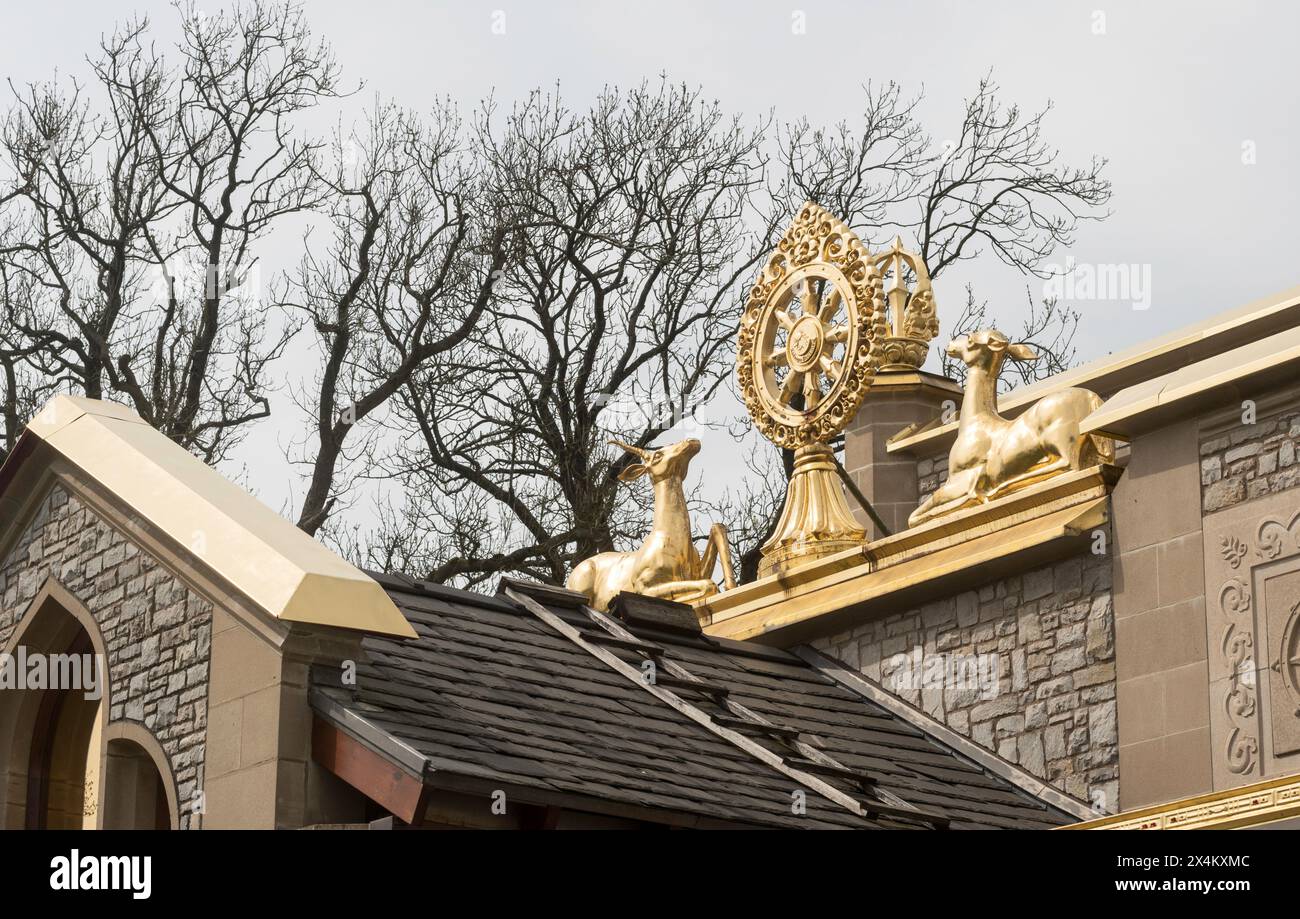 Due cervi dorati e una ruota di dharma adornano il Manjushri Kadampa Meditation Centre, Conishead Priory, Cumbria, Inghilterra, Regno Unito Foto Stock