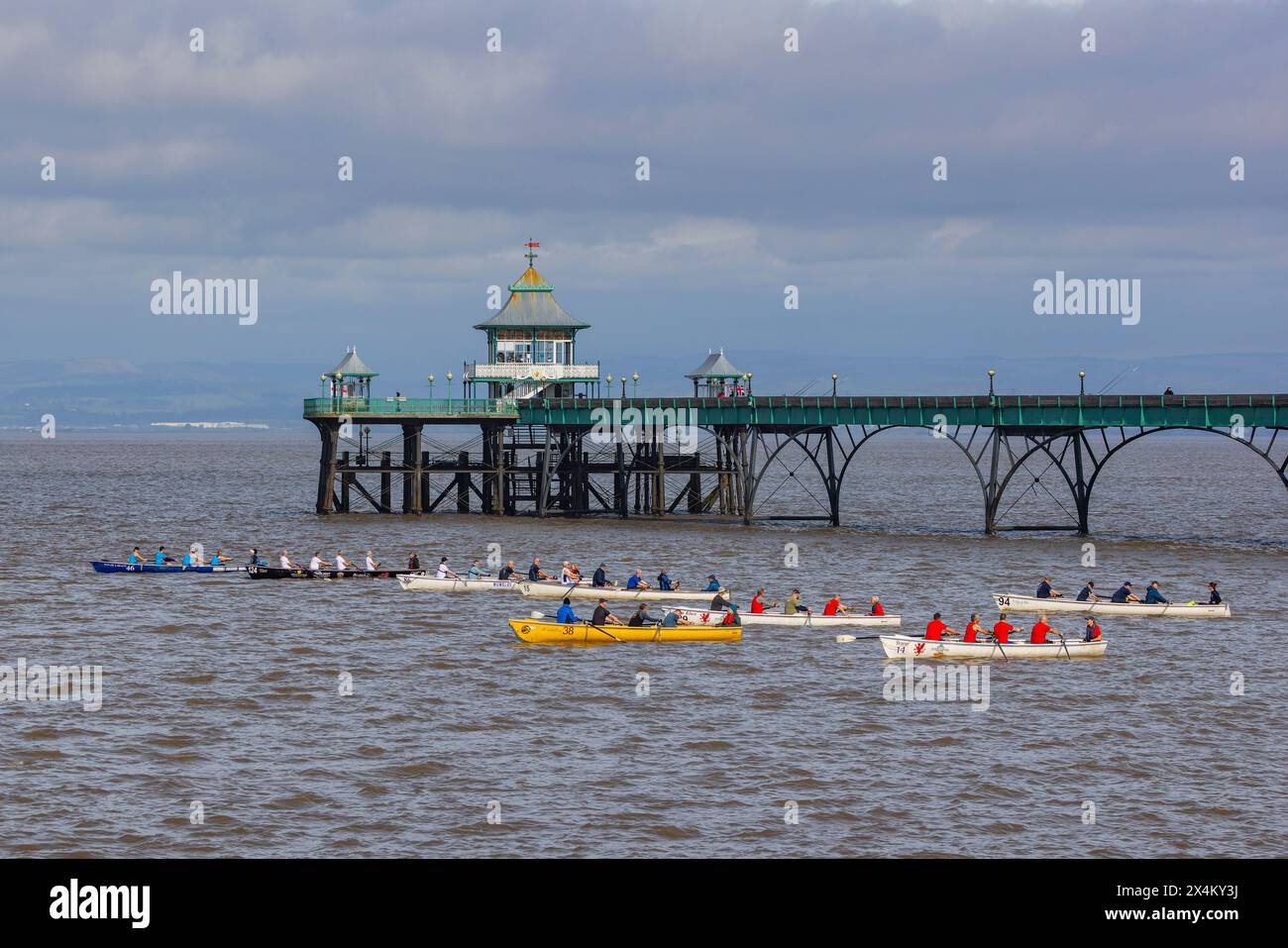 Regata del club di canottaggio della costa di Clevedon in una giornata di sole Foto Stock