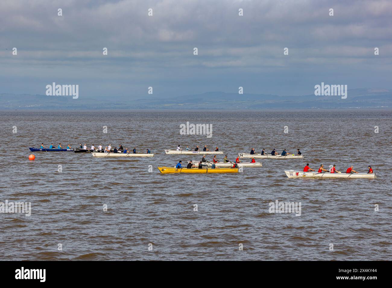 Regata del club di canottaggio della costa di Clevedon in una giornata di sole Foto Stock