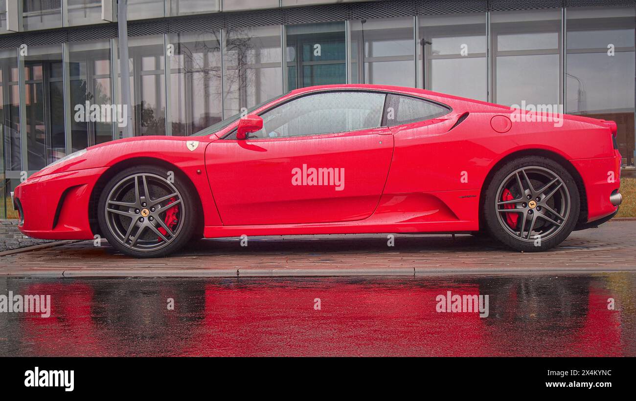 Vilnius, Lituania - 20 agosto 2017: 2004 Ferrari F430 (tipo F131) in City Streets Foto Stock