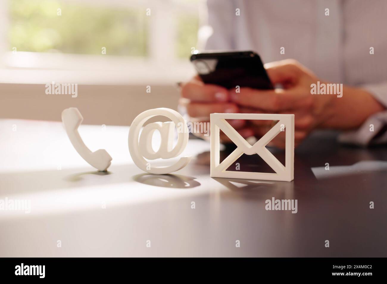 Contattaci Email Marketing e Social Media Post Foto Stock