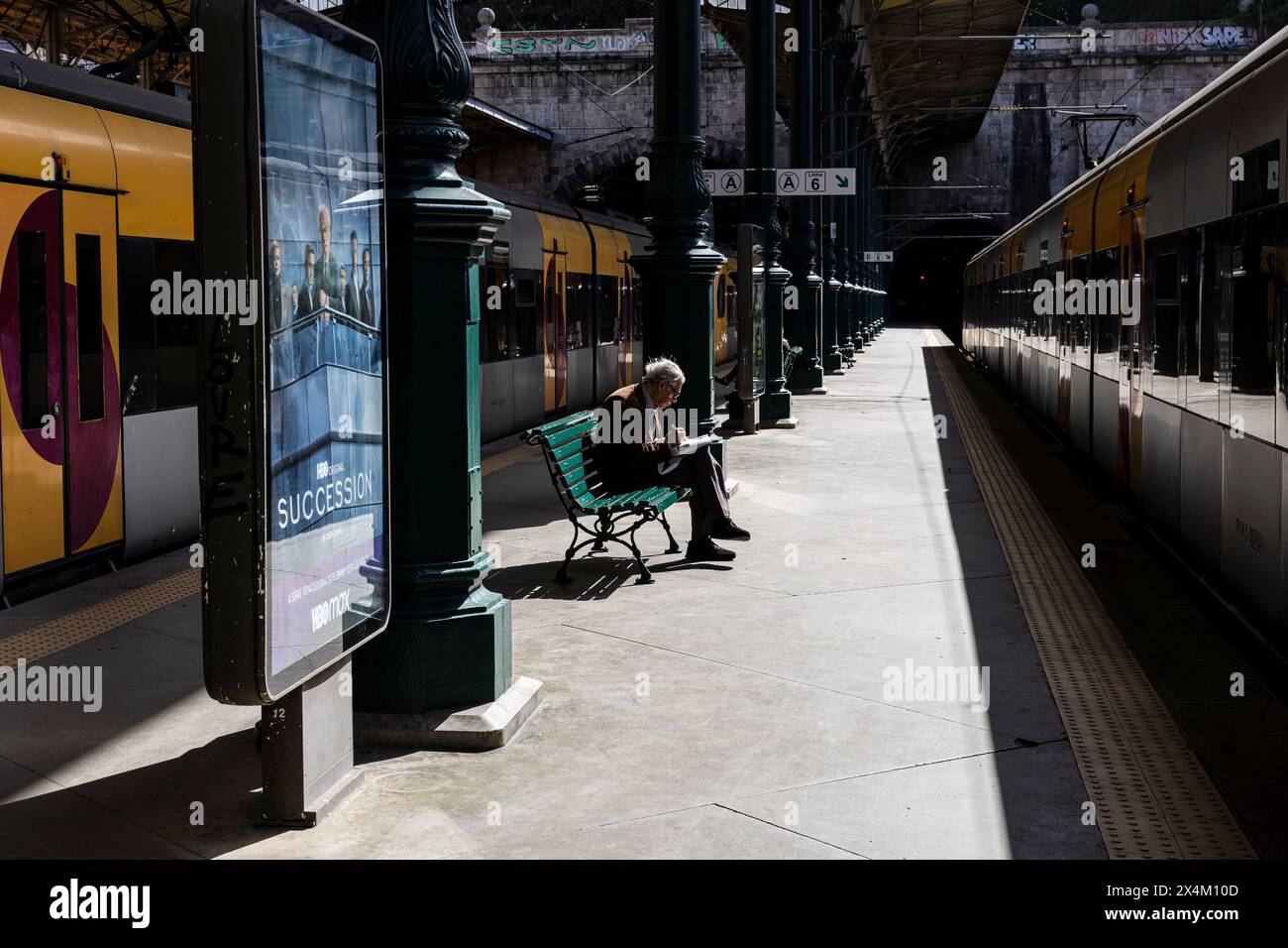 Porto, Portogallo - 03 aprile 2023 : si fa un crosswords alla stazione di São Bento Foto Stock