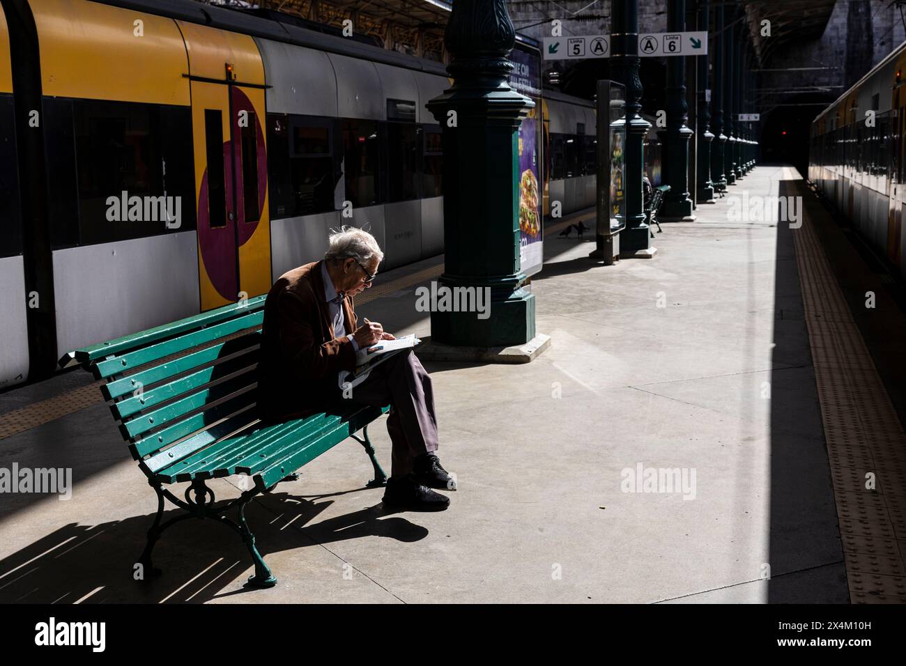 Porto, Portogallo - 03 aprile 2023 : si fa un crosswords alla stazione di São Bento Foto Stock