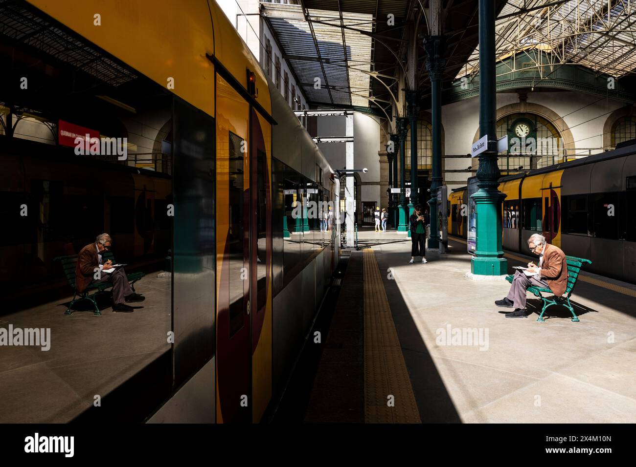 Porto, Portogallo - 03 aprile 2023 : si fa un crosswords alla stazione di São Bento Foto Stock