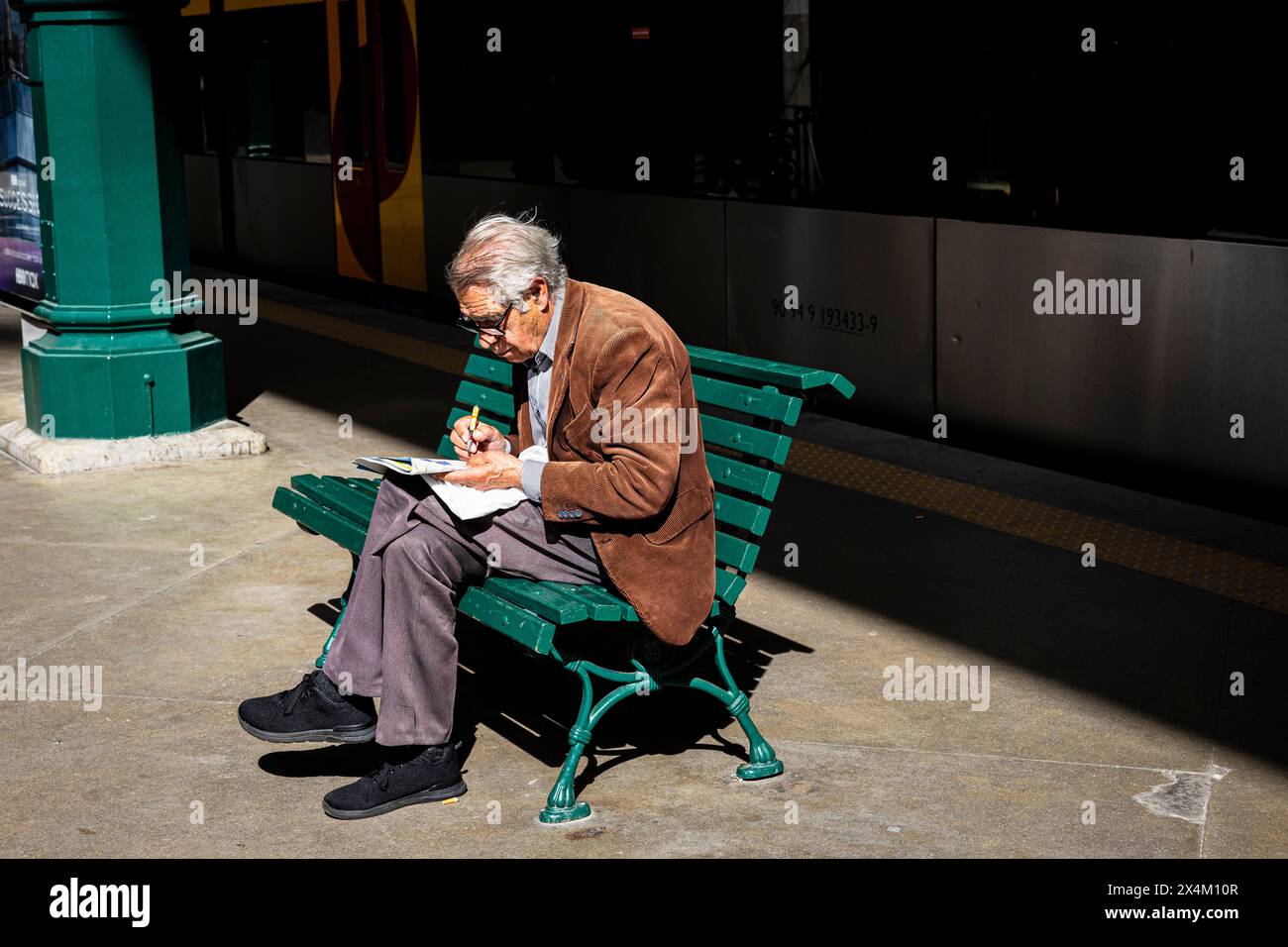 Porto, Portogallo - 03 aprile 2023 : si fa un crosswords alla stazione di São Bento Foto Stock