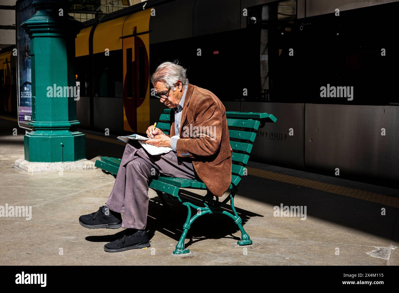 Porto, Portogallo - 03 aprile 2023 : si fa un crosswords alla stazione di São Bento Foto Stock