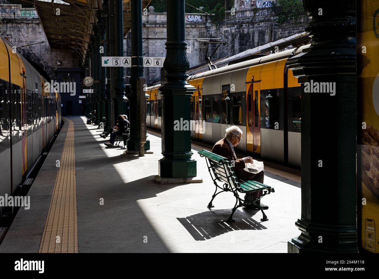 Porto, Portogallo - 3 aprile 2023: Persone in attesa alla stazione di São Bento Foto Stock