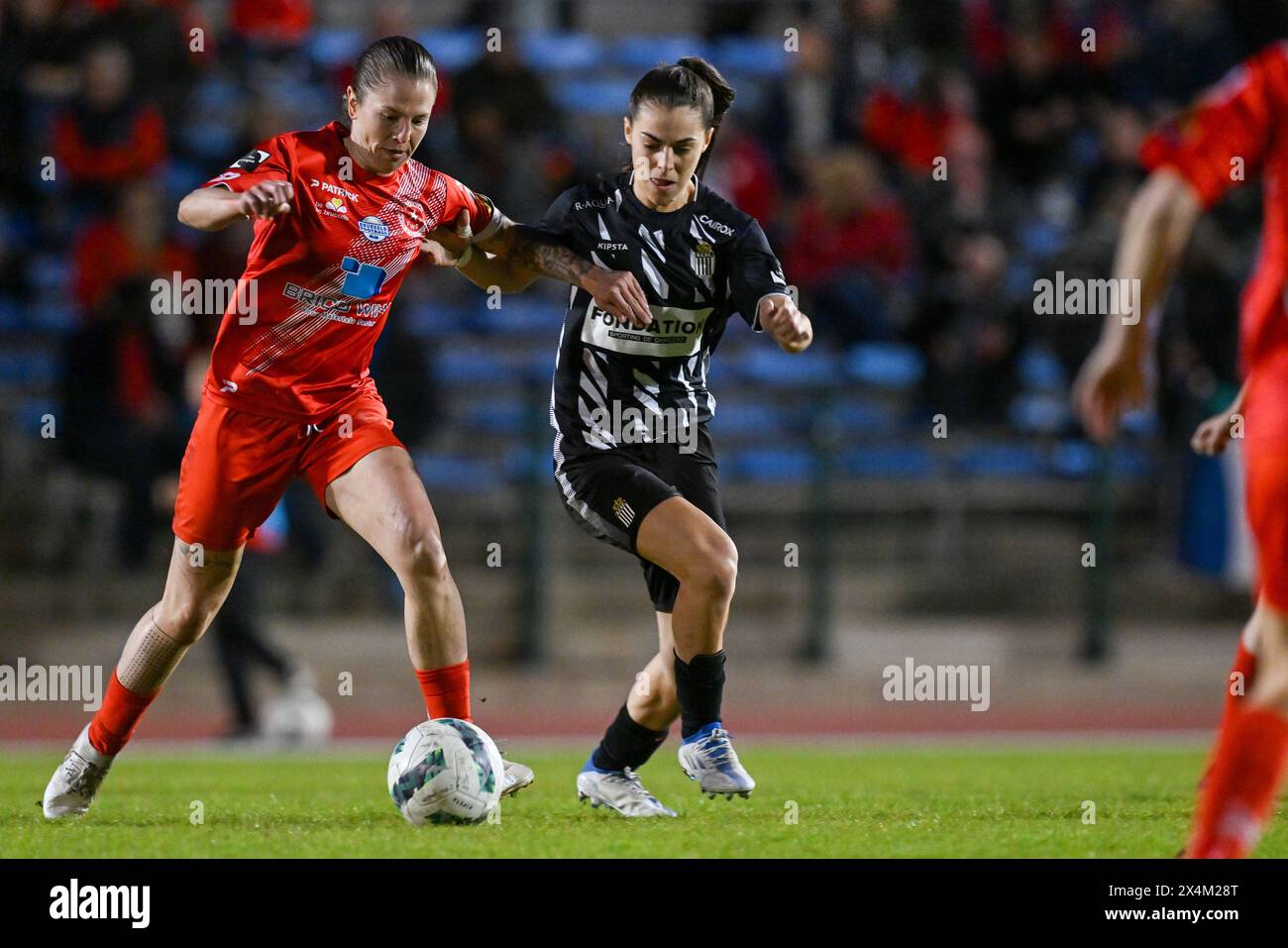 Celine Verdonck (27) di Woluwe e Leila Seret (22) di Charleroi ritratta durante una partita di calcio femminile tra FC Femina White Star Woluwe e Sporting du Pays de Charleroi il 6 e ultimo giorno di partita in Play Off 2 della stagione 2023 - 2024 del belga lotto Womens Super campionato , sabato 3 maggio 2024 a Woluwe , BELGIO . FOTO SPORTPIX | David Catry Foto Stock