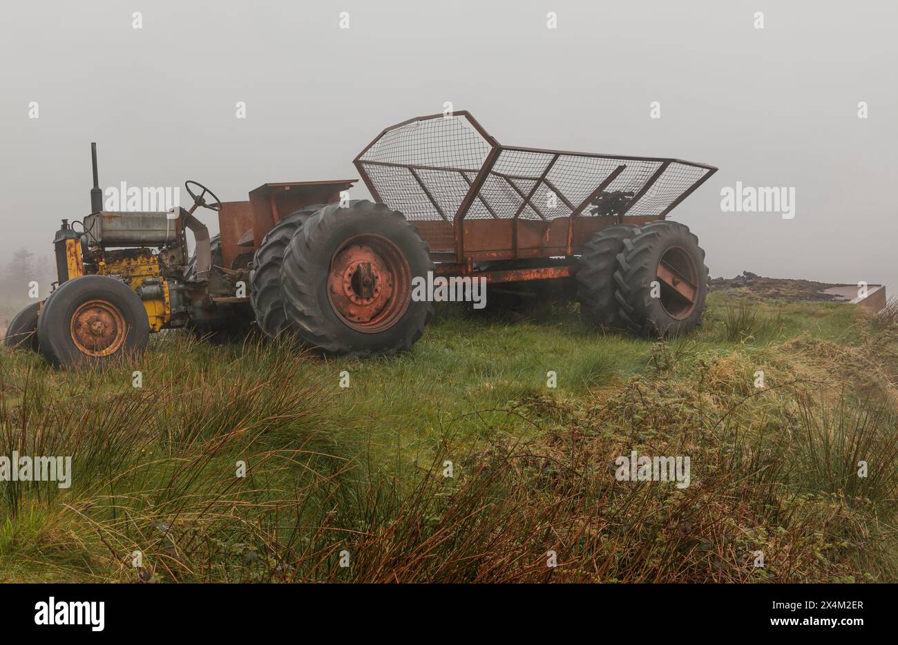 Vecchio trattore nelle paludi della contea di Galway nella nebbia utilizzata per spostare la torba Foto Stock