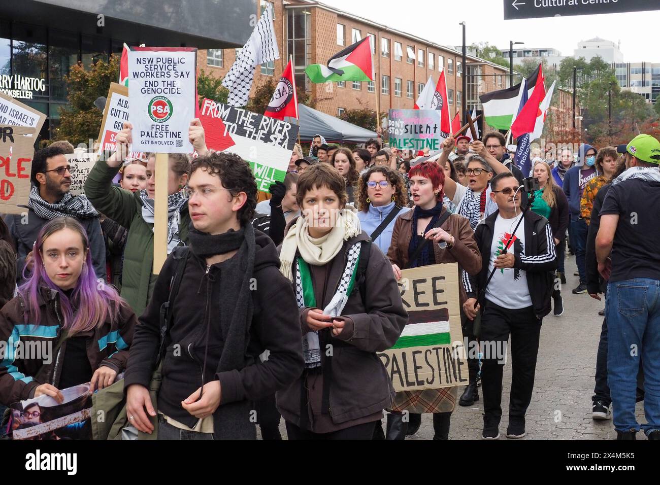 Canberra, Australia, 5 maggio 2024. Centinaia di manifestanti pro-palestinesi marciano dalla Civic all'accampamento di solidarietà di Gaza presso l'Università Nazionale Australiana per dimostrare il loro sostegno alle richieste degli studenti di cedere e tagliare tutti i legami con Israele. Foto Stock