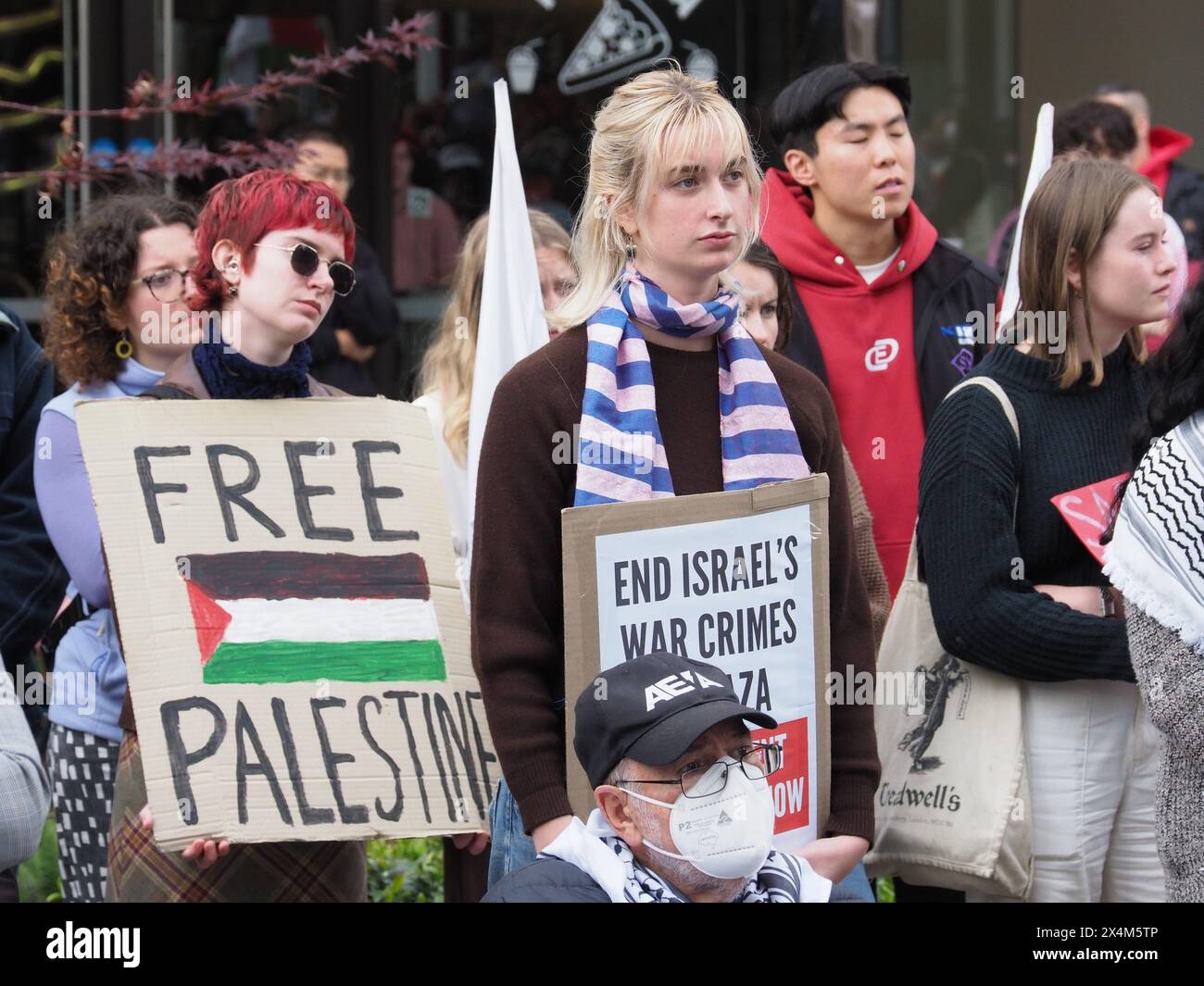 Canberra, Australia, 5 maggio 2024. Centinaia di manifestanti pro-palestinesi marciano dalla Civic all'accampamento di solidarietà di Gaza presso l'Università Nazionale Australiana per dimostrare il loro sostegno alle richieste degli studenti di cedere e tagliare tutti i legami con Israele. Foto Stock