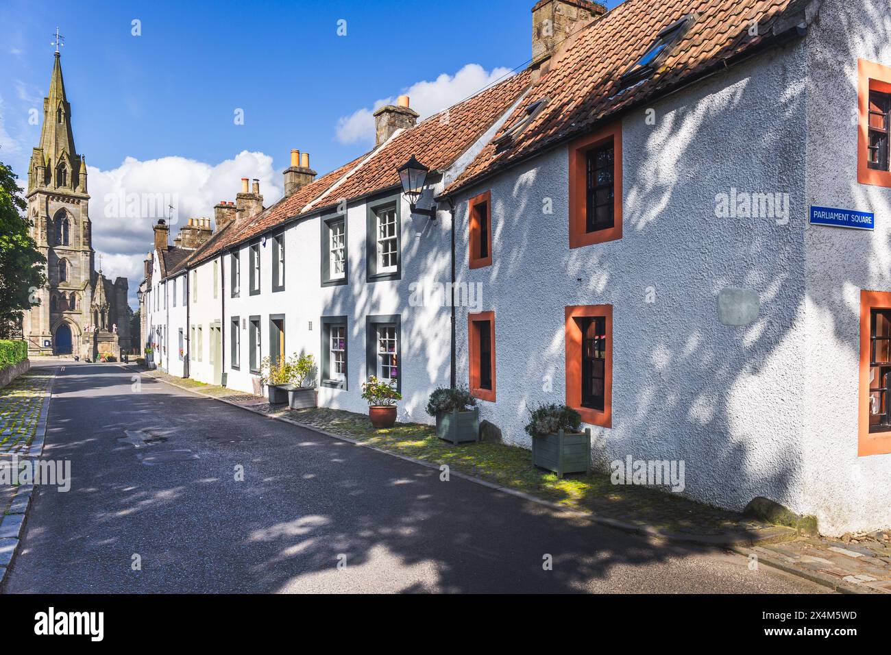 Veduta delle vecchie case e della chiesa parrocchiale nel villaggio storico di Falkland a Fife, Scozia, Regno Unito. Foto Stock