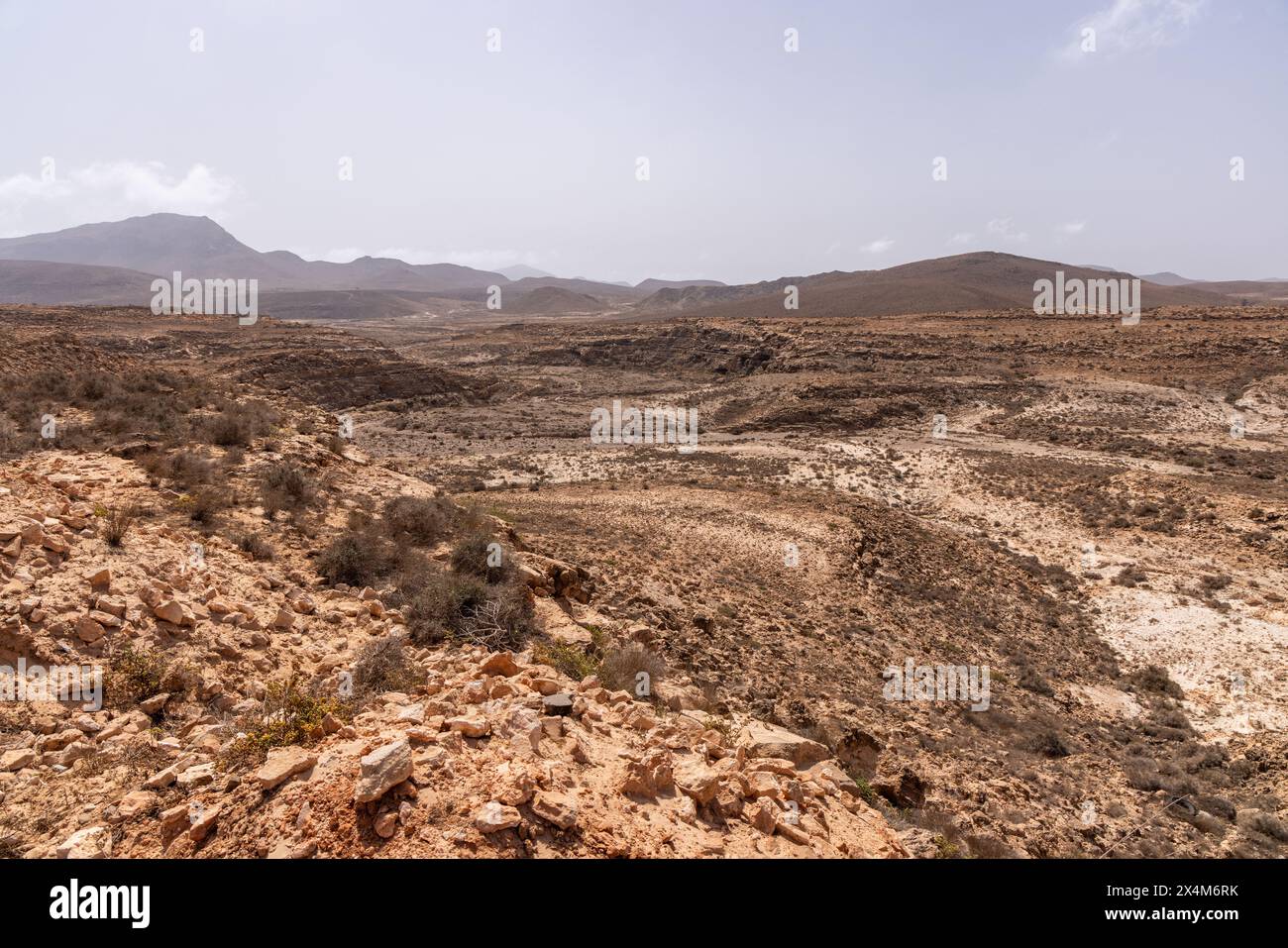 Strada/pista di ciottoli remota che attraversa la montuosa nord-est di Boa Vista fino a João Galego, Boa Vista, Capo Verde, Repubblica di Cabo Verde, Africa Foto Stock