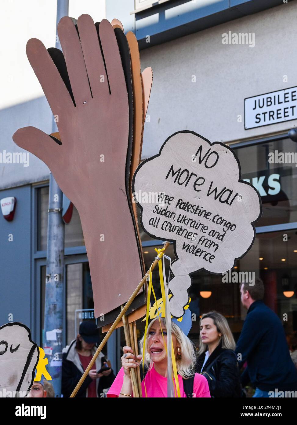 Brighton Regno Unito 4 maggio 2024 - migliaia di studenti, insegnanti e genitori partecipano alla parata dei bambini del Brighton Festival, con il tema "Dream Again". La Parata dei bambini è l'inizio tradizionale del Festival di Brighton con artisti di Same Sky che collaborano con insegnanti, studenti e volontari delle scuole di Brighton e Hove per realizzare magnifiche sculture e coreografie di danza che vengono eseguite lungo il percorso attraverso la città: accreditamento Simon Dack / Alamy Live News Foto Stock