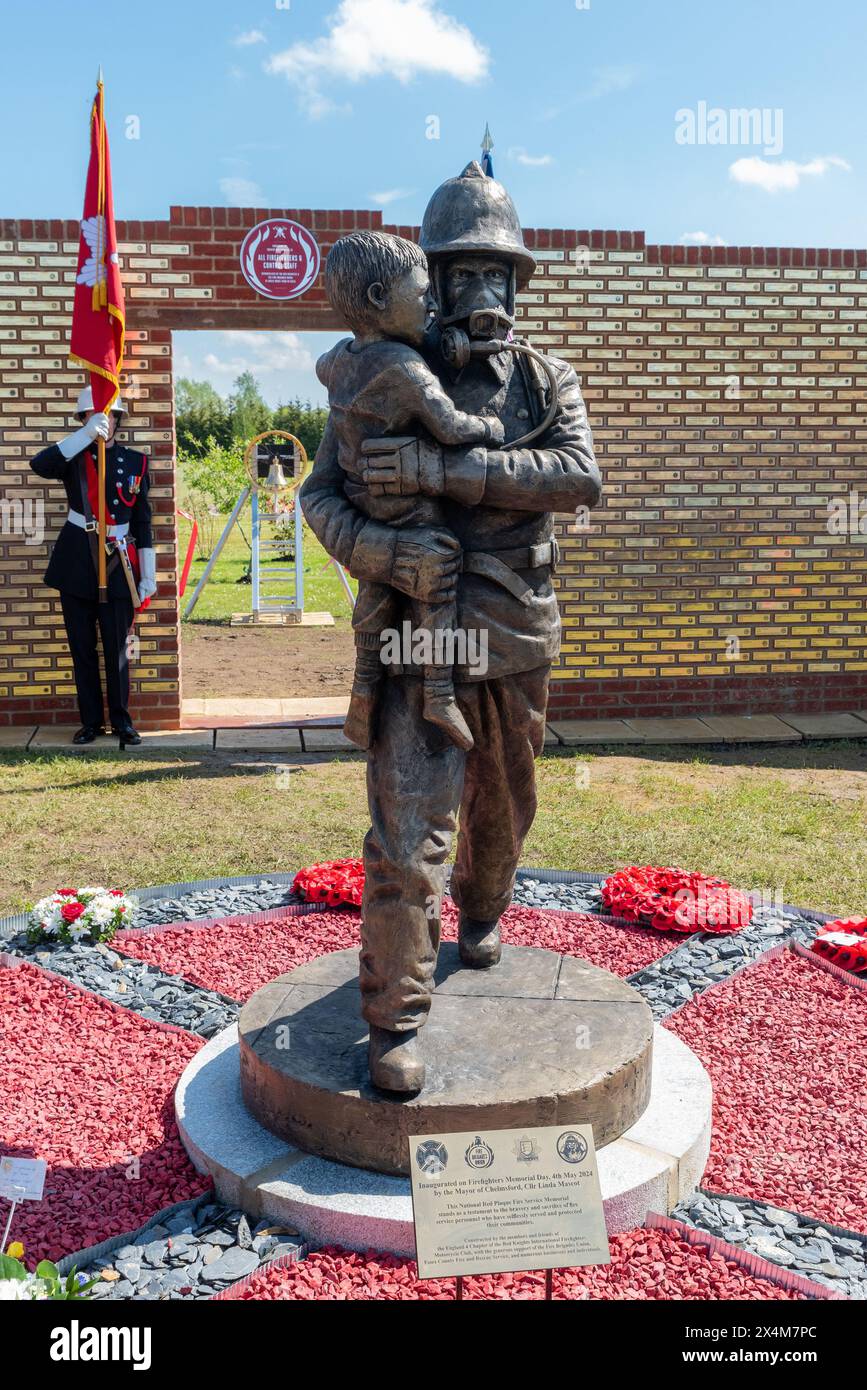 Rettendon, Chelmsford, Essex, Regno Unito. 4 maggio 2024. Durante la giornata internazionale dei vigili del fuoco sono stati aperti una statua, un muro commemorativo e giardini per onorare il coraggio e il sacrificio dei vigili del fuoco nel Regno Unito. Il fulcro della figura in bronzo dei pompieri è stato scolpito dall'artista Dave Taylor, mentre il National Red plaque Firefighter Memorial onora gli individui che hanno servito. Il sito include anche giardini paesaggistici e un'apparecchiatura antincendio d'epoca. Il progetto è stato sostenuto dalla Fire Brigades Union, dalla Essex County Fire & Rescue Service e da molte aziende e membri del pubblico Foto Stock