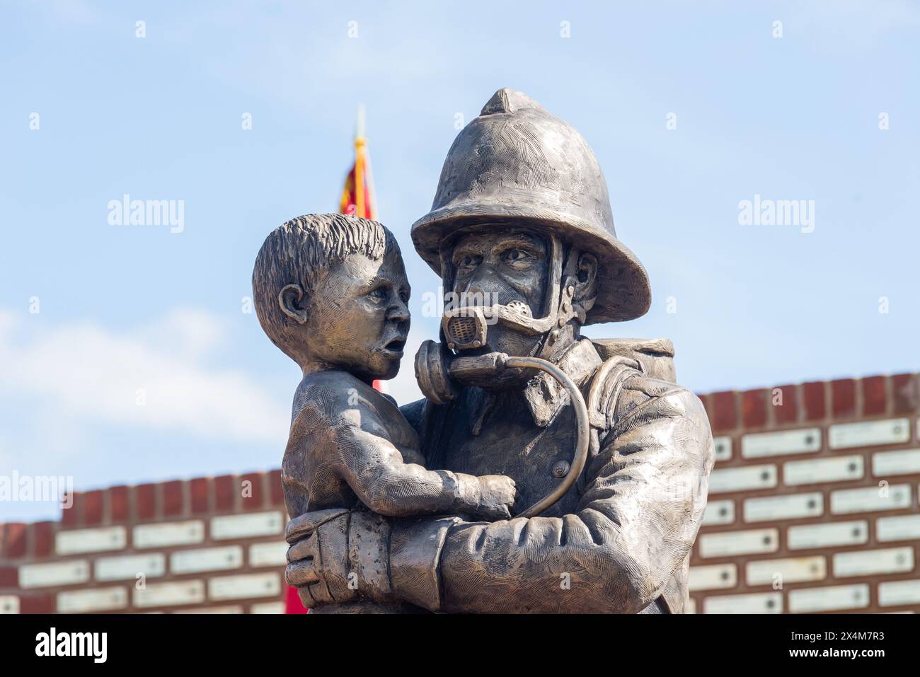 Rettendon, Chelmsford, Essex, Regno Unito. 4 maggio 2024. Durante la giornata internazionale dei vigili del fuoco sono stati aperti una statua, un muro commemorativo e giardini per onorare il coraggio e il sacrificio dei vigili del fuoco nel Regno Unito. Il fulcro della figura in bronzo dei pompieri è stato scolpito dall'artista Dave Taylor, mentre il National Red plaque Firefighter Memorial onora gli individui che hanno servito. Il sito include anche giardini paesaggistici e un'apparecchiatura antincendio d'epoca. Il progetto è stato sostenuto dalla Fire Brigades Union, dalla Essex County Fire & Rescue Service e da molte aziende e membri del pubblico Foto Stock