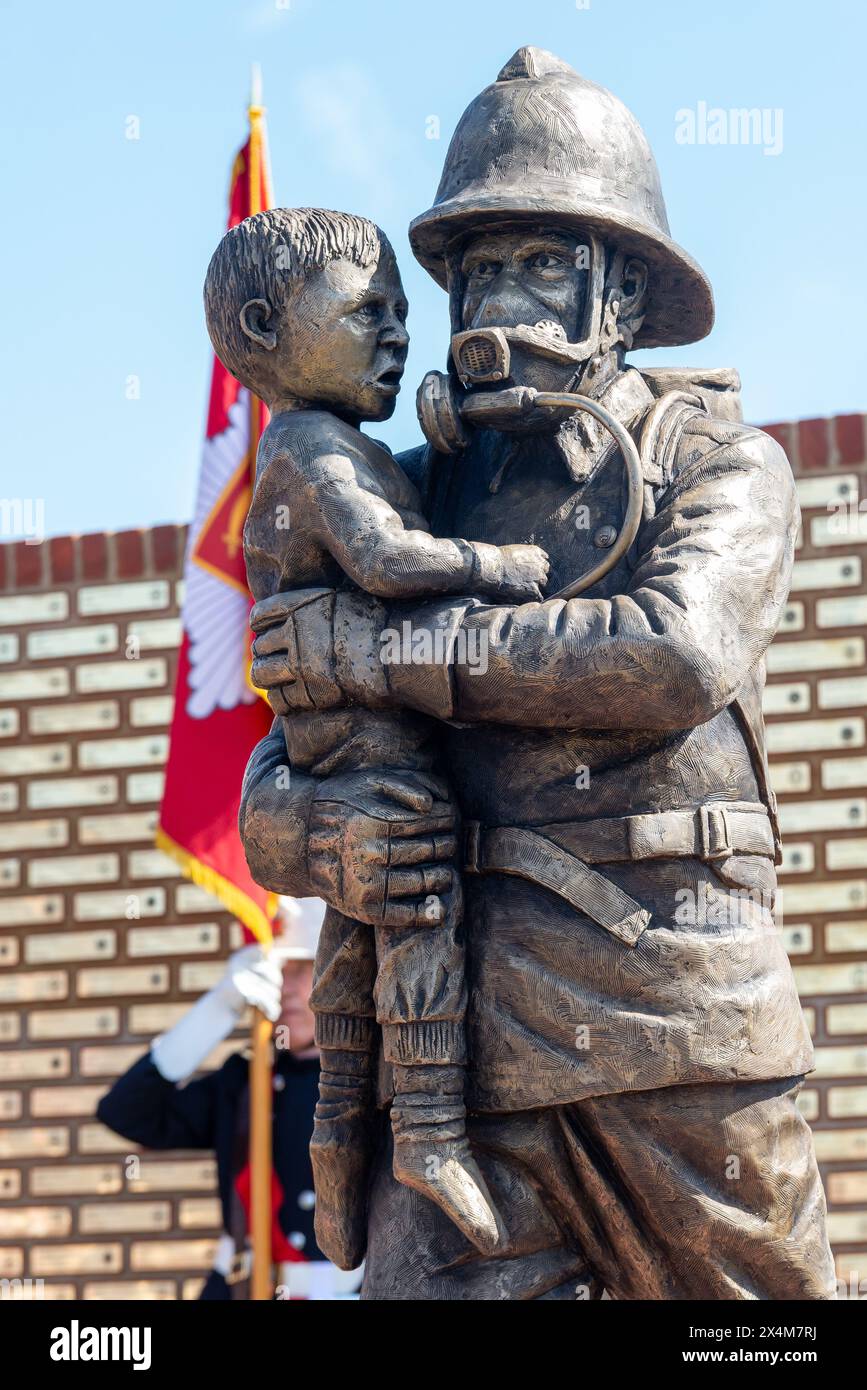 Rettendon, Chelmsford, Essex, Regno Unito. 4 maggio 2024. Durante la giornata internazionale dei vigili del fuoco sono stati aperti una statua, un muro commemorativo e giardini per onorare il coraggio e il sacrificio dei vigili del fuoco nel Regno Unito. Il fulcro della figura in bronzo dei pompieri è stato scolpito dall'artista Dave Taylor, mentre il National Red plaque Firefighter Memorial onora gli individui che hanno servito. Il sito include anche giardini paesaggistici e un'apparecchiatura antincendio d'epoca. Il progetto è stato sostenuto dalla Fire Brigades Union, dalla Essex County Fire & Rescue Service e da molte aziende e membri del pubblico Foto Stock