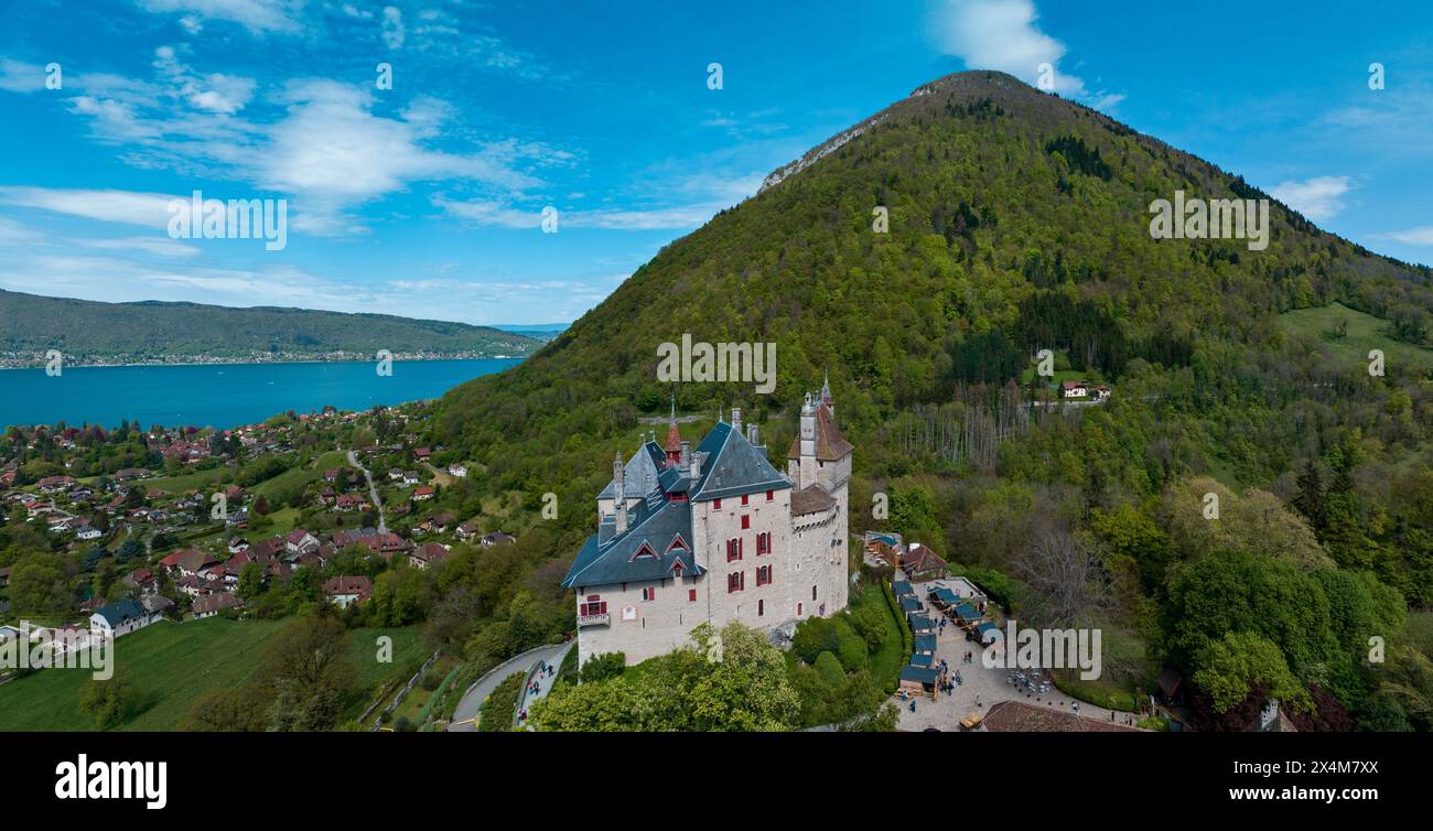 La vista aerea dello Chateau de Menthon è un castello medievale situato nel comune di Menthon-Saint-Bernard. Lago di Annecy e montagne. Francia Foto Stock