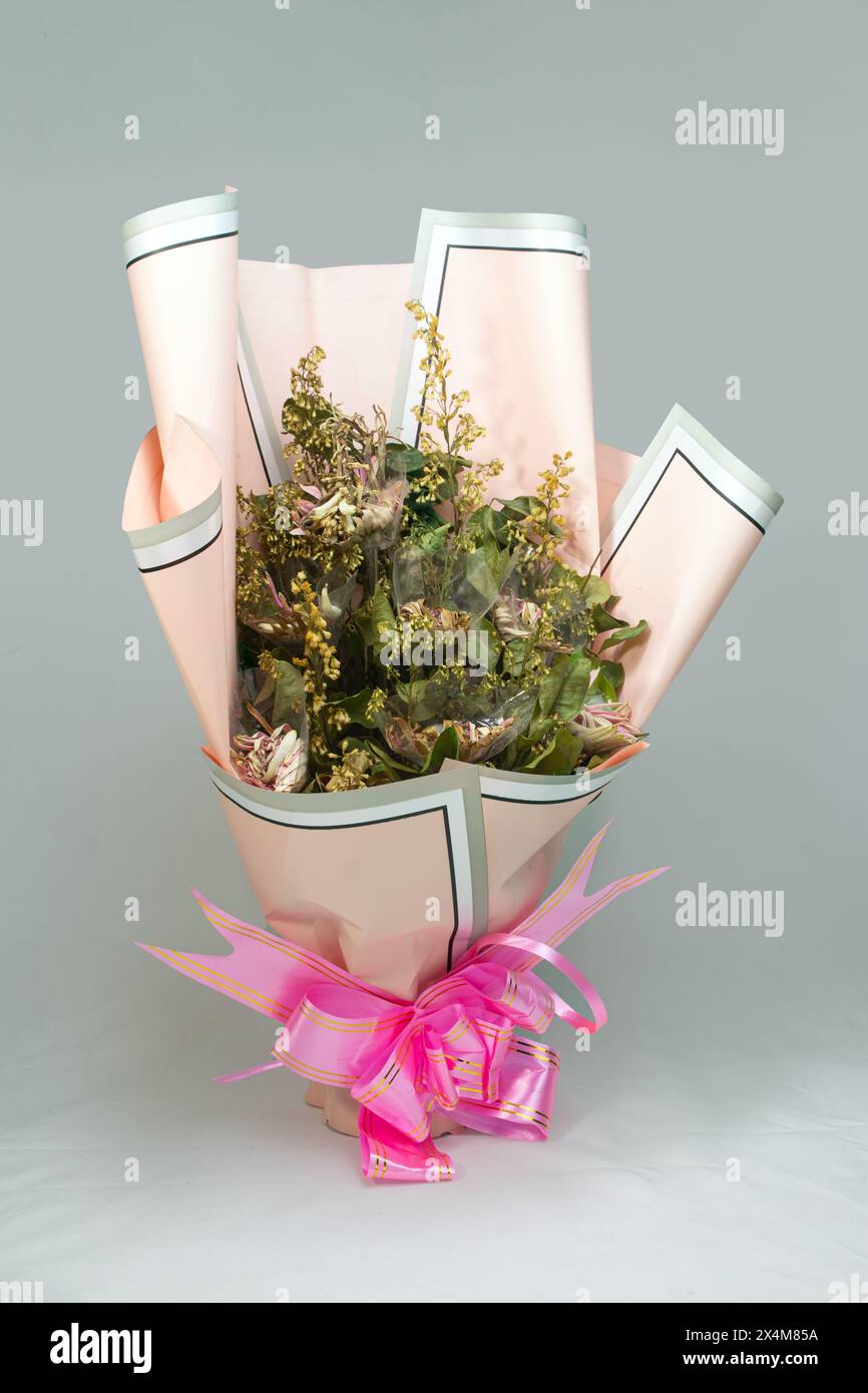 Un bouquet di fiori essiccati in studio. Ha Gerbera Daisy, Gladiolus e se ne va. Foto Stock
