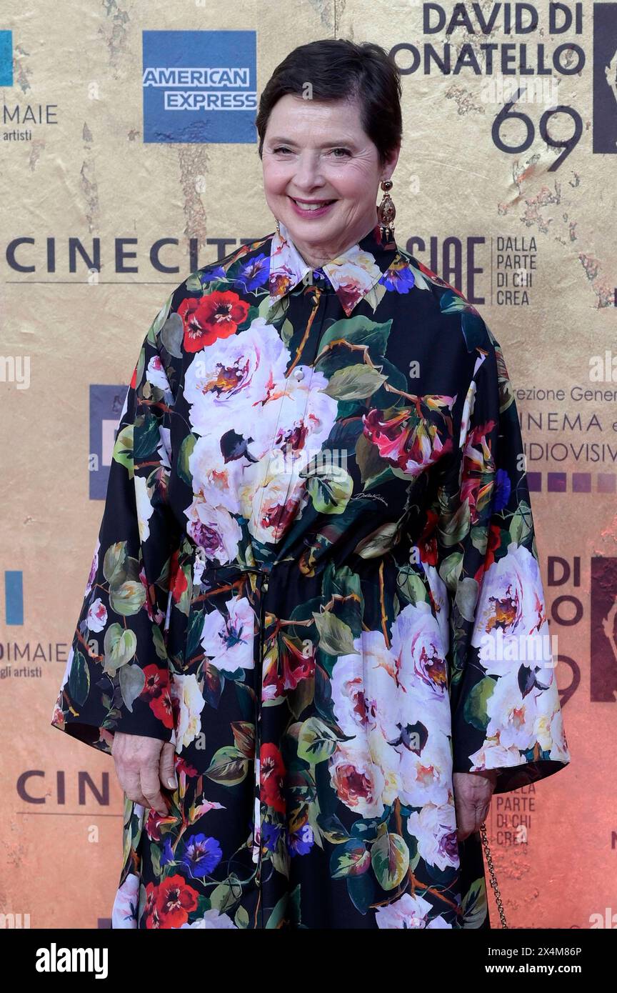 Isabella Rossellini bei der 69. Verleihung der Filmpreise premi David di Donatello 2024 nei den CinecittÃ Studios. ROM, 03.05.2024 *** Isabella Rossellini al 69° premi David di Donatello 2024 cerimonia di premiazione cinematografica presso gli studi CinecittÃ di Roma, 03 05 2024 foto:XA.XM.xTinghinox/xFuturexImagex donatello 4651 Foto Stock