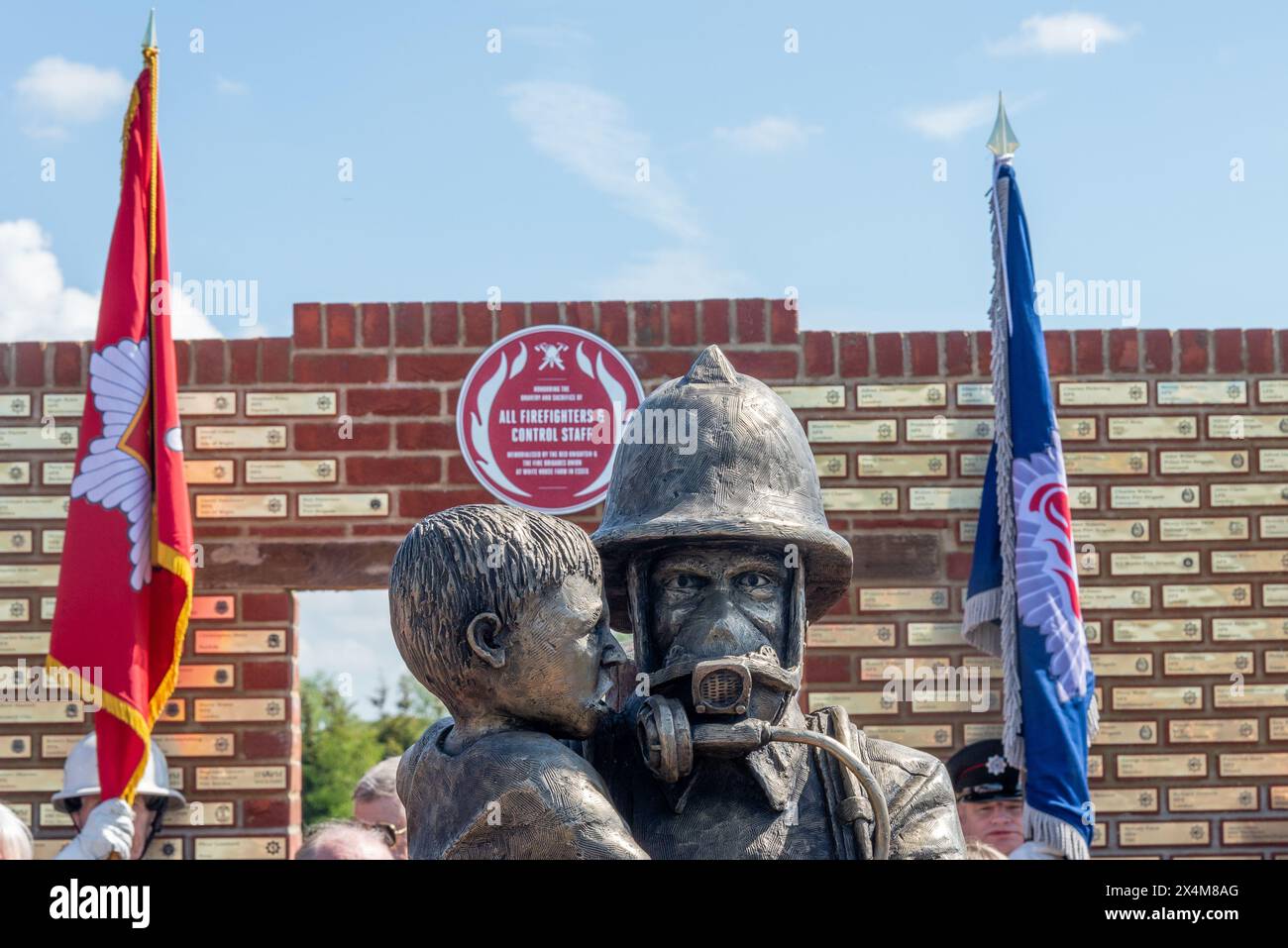 Rettendon, Chelmsford, Essex, Regno Unito. 4 maggio 2024. Durante la giornata internazionale dei vigili del fuoco sono stati aperti una statua, un muro commemorativo e giardini per onorare il coraggio e il sacrificio dei vigili del fuoco nel Regno Unito. Il fulcro della figura in bronzo dei pompieri è stato scolpito dall'artista Dave Taylor, mentre il National Red plaque Firefighter Memorial onora gli individui che hanno servito. Il sito include anche giardini paesaggistici e un'apparecchiatura antincendio d'epoca. Il progetto è stato sostenuto dalla Fire Brigades Union, dalla Essex County Fire & Rescue Service e da molte aziende e membri del pubblico Foto Stock