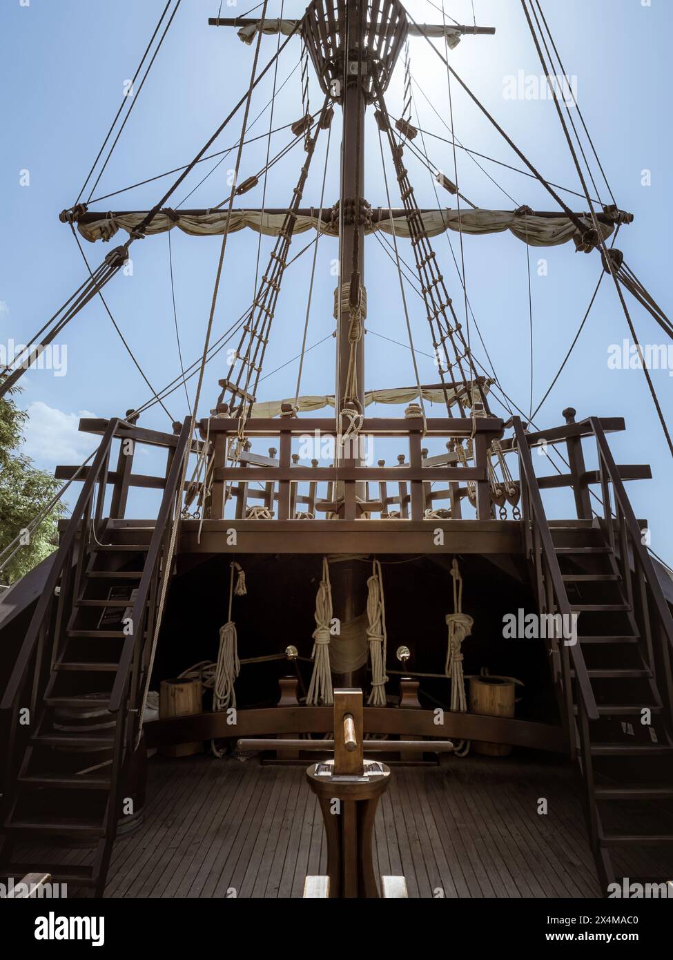 Vista dall'interno dell'albero e della poppa della storica nave da carico Nao Victoria a Siviglia, Andalusia, Spagna Foto Stock