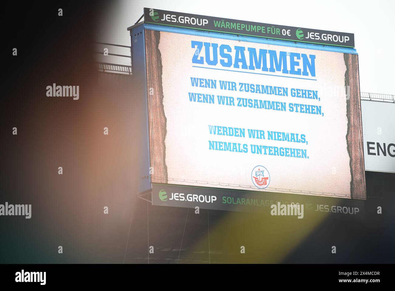 4 maggio 2024, Meclemburgo-Pomerania occidentale, Rostock: Calcio: Bundesliga 2, Hansa Rostock - Karlsruher SC, Matchday 32, Ostseestadion. Il testo dell'inno di Hansa Rostock può essere visto sul grande tabellone segnapunti dello stadio prima dell'inizio della partita. Foto: Gregor Fischer/dpa - NOTA IMPORTANTE: In conformità con le normative della DFL German Football League e della DFB German Football Association, è vietato utilizzare o far utilizzare fotografie scattate nello stadio e/o della partita sotto forma di immagini sequenziali e/o serie di foto video. Foto Stock