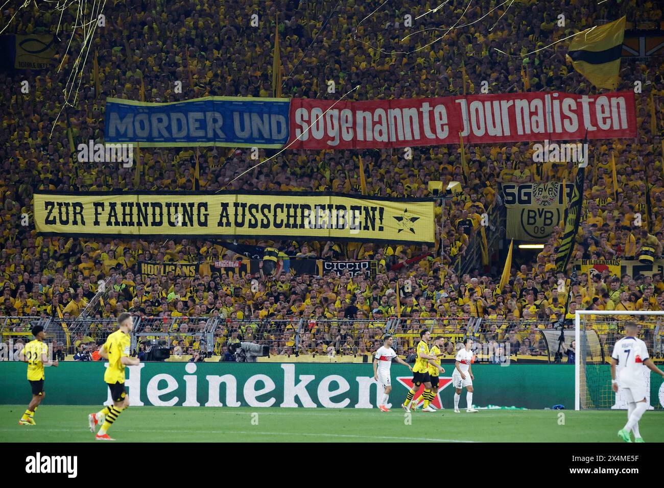 Dortmund, Deutschland, UEFA Champions League, Halbfinale Borussia Dortmund : PSG Paris Saint Germain 1-0 01. 05. 2024 im Signal-Iduna Park a Dortmund Die Dortmunder tifosi a der Südkurve (Gelbe Wand) zeigen mit Spruchbändern ihren protesta foto: Norbert Schmidt, Duesseldorf Foto Stock