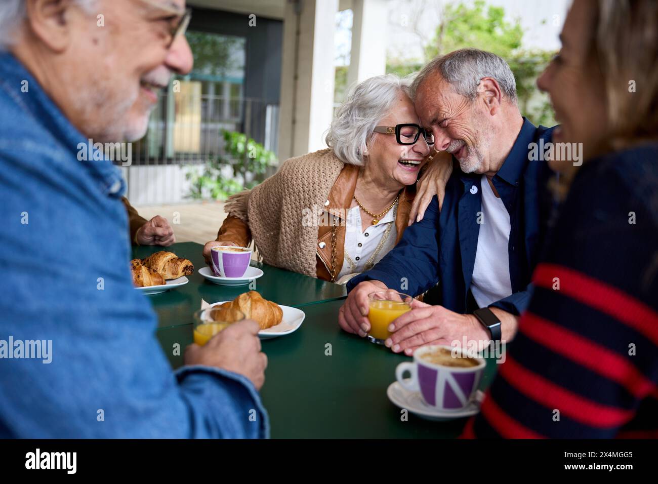 Romanticismo negli anziani. Residenti felici amici di un geriatrico. Capelli grigi maturi alla panetteria del caffè Foto Stock