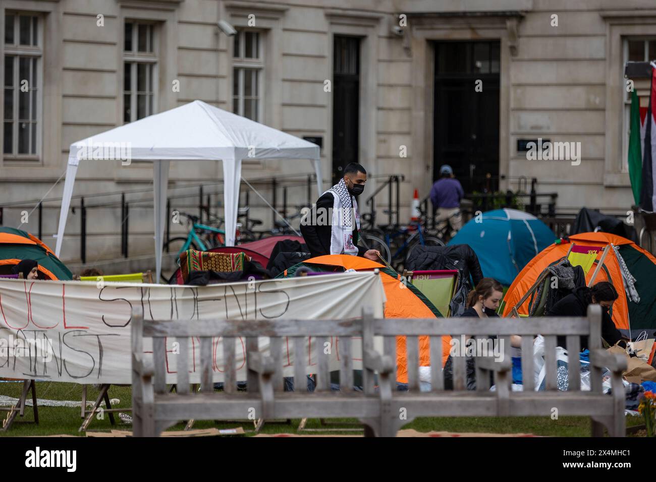 University College London, sabato 4 maggio 2024. 3° giorno dell'accampamento degli studenti presso l'UCL. Una grande folla di manifestanti fuori dai cancelli dell'UCL per mostrare sostegno all'accampamento degli studenti. Gli studenti stanno sostenendo la cessione in aziende complici della guerra in corso da parte di Israele contro il popolo di Gaza. Abdullah Bailey/Alamy Live News Foto Stock