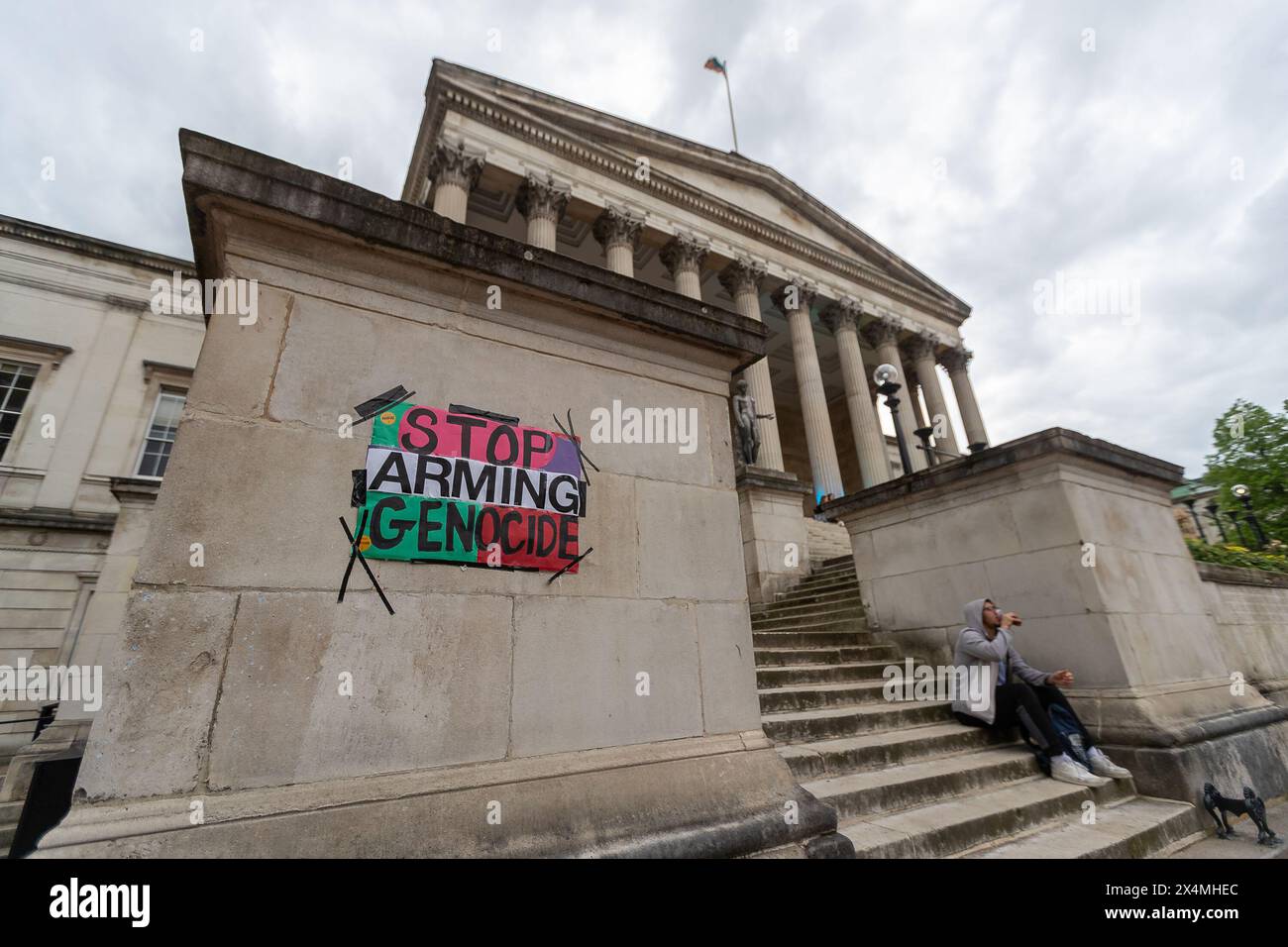 University College London, sabato 4 maggio 2024. 3° giorno dell'accampamento degli studenti presso l'UCL. Una grande folla di manifestanti fuori dai cancelli dell'UCL per mostrare sostegno all'accampamento degli studenti. Gli studenti stanno sostenendo la cessione in aziende complici della guerra in corso da parte di Israele contro il popolo di Gaza. Abdullah Bailey/Alamy Live News Foto Stock