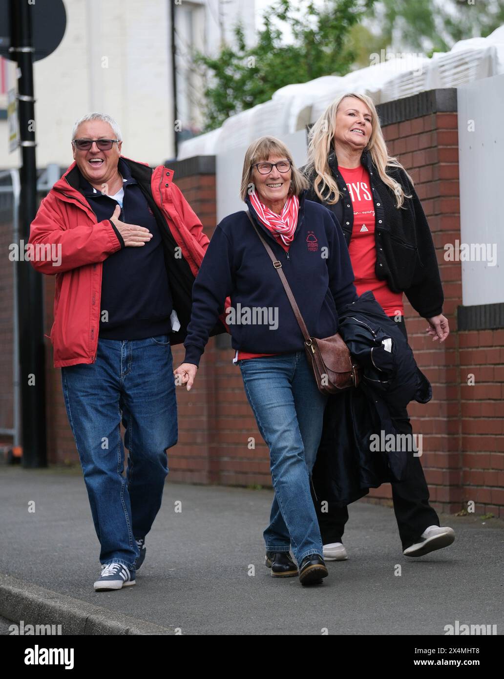 Bramall Lane, Sheffield, Regno Unito. 4 maggio 2024. Premier League Football, Sheffield United contro Nottingham Forest; tifosi del Nottingham Forest che arrivano al campo crediti: Action Plus Sports/Alamy Live News Foto Stock