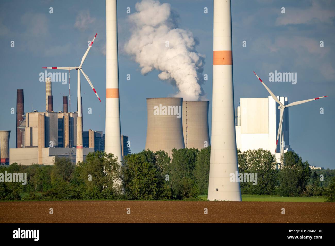 Centrale elettrica a lignite di Neurath, RWE Power AG, parco eolico parzialmente di proprietà di RWE, Grevenbroich, NRW, Germania Foto Stock