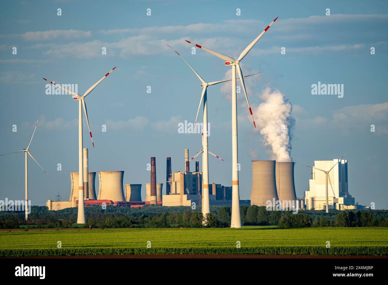 Centrale elettrica a lignite di Neurath, RWE Power AG, parco eolico parzialmente di proprietà di RWE, Grevenbroich, NRW, Germania Foto Stock