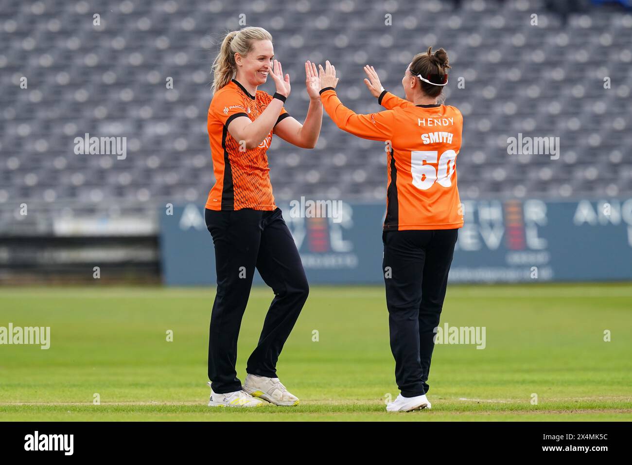 Bristol, Regno Unito, 4 maggio 2024. Freya Davies dei Southern Vipers festeggia con Linsey Smith dei Southern Vipers dopo aver preso il wicket di Sophia Smale dei Western Storm durante il Rachael Heyhoe-Flint Trophy match tra Western Storm e Southern Vipers. Crediti: Robbie Stephenson/Gloucestershire Cricket/Alamy Live News Foto Stock