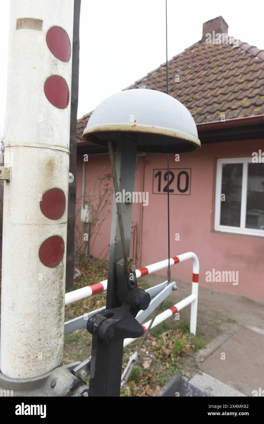 In Demmin gibt es noch einen der letzten deutschen Bahnübergänge, wo die Schranken von einem Bahnwärter per hand heruntergekurbelt und wieder hochgekurbelt werden müssen. Wenn die Schranken bewegt werden, dann ertönt die Klingel. *** Demmin ha ancora uno degli ultimi passaggi a livello tedesco dove le barriere devono essere abbassate e sollevate di nuovo a mano da un assistente ferroviario quando le barriere vengono spostate, il campanello suona Foto Stock