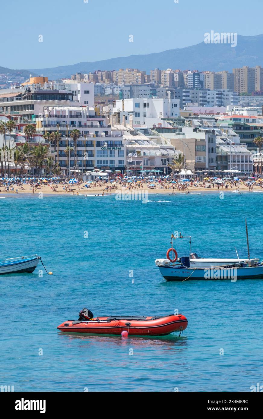 Gran Canaria, Isole Canarie, Spagna, 4 maggio 2024. I turisti, molti inglesi, si crogiolano al sole sulla spiaggia della città di Las Palmas. Crediti: Alan Dawson/Alamy Live News. Foto Stock