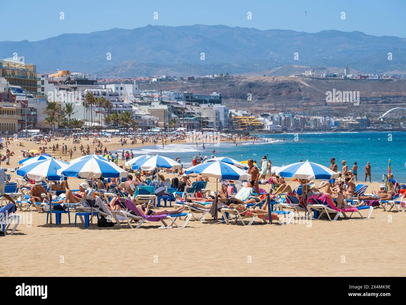 Gran Canaria, Isole Canarie, Spagna, 4 maggio 2024. I turisti, molti inglesi, si crogiolano al sole sulla spiaggia della città di Las Palmas. Crediti: Alan Dawson/Alamy Live News. Foto Stock