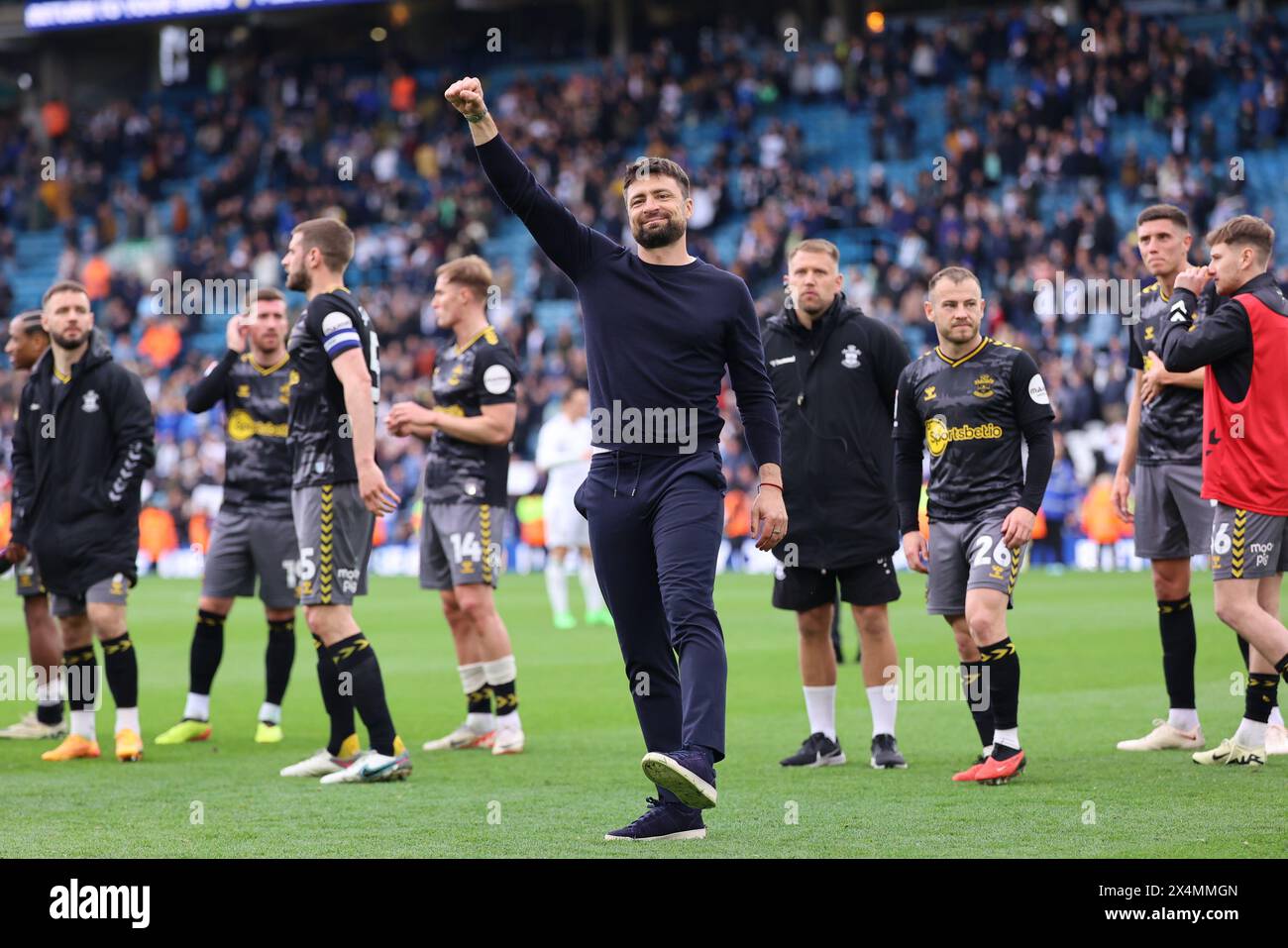 Russell Martin, manager del Southampton, e la sua squadra dopo il match per lo Sky Bet Championship tra Leeds United e Southampton a Elland Road, Leeds, sabato 4 maggio 2024. (Foto: Pat Scaasi | mi News) crediti: MI News & Sport /Alamy Live News Foto Stock