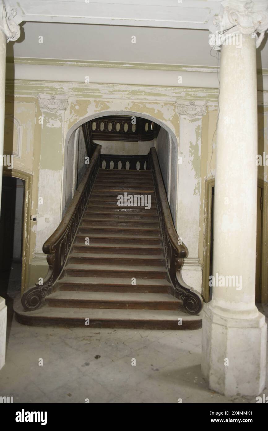 Die Treppe vom Erdgschoss hinauf in den ersten Stock des Schloss Tützpatz. 2020 Hat Helmuth von Maltzahn das Haus gekauft und möchte es sanieren. DAS Schloss ließ Karl Friedrich von Linden 1778 erbauen, der zwei Jahre zuvor das Gut von der Adelsfamilie von Maltzahn gekauft hatte. Die Familie von Linden blieb bis zum Kriegsende 1945 Besitzer des Guts. Nach dem Krieg ging die Schlossanlage in das Volkseigene Gut über, es wurde zum Wohnhaus und Verwaltungssitz der VEG. Richtig Steil bergab ging es mit dem Schloss dann nach der Wende. Der Verfall wurde nicht nur deutlicher, sondern schritt immer Foto Stock
