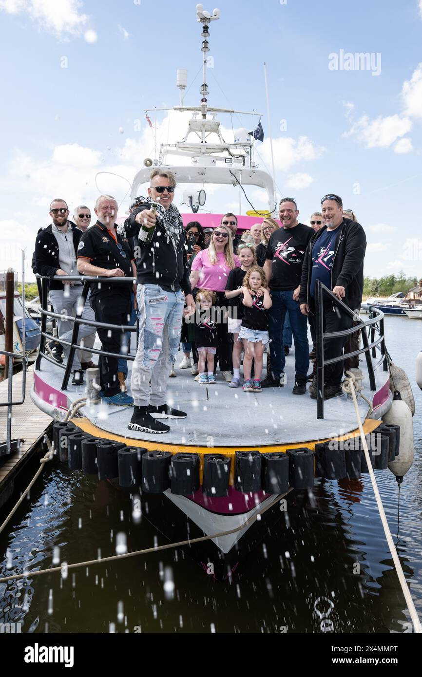 SOLO PER USO EDITORIALE Dale Vince, fondatore di Ecotricity (quarto da sinistra) e Rob Read, direttore britannico dei Pirati di Nettuno (terzo da destra) al lancio ufficiale di 'Nemesis', una nave di pattuglia per la conservazione marina di proprietà della Green Britain Foundation e gestita da Neptune's Pirates UK (nota anche come The Captain Paul Watson Foundation UK), a St Olaves Marina, Norfolk. Data: Sabato 4 maggio 2024. Foto Stock