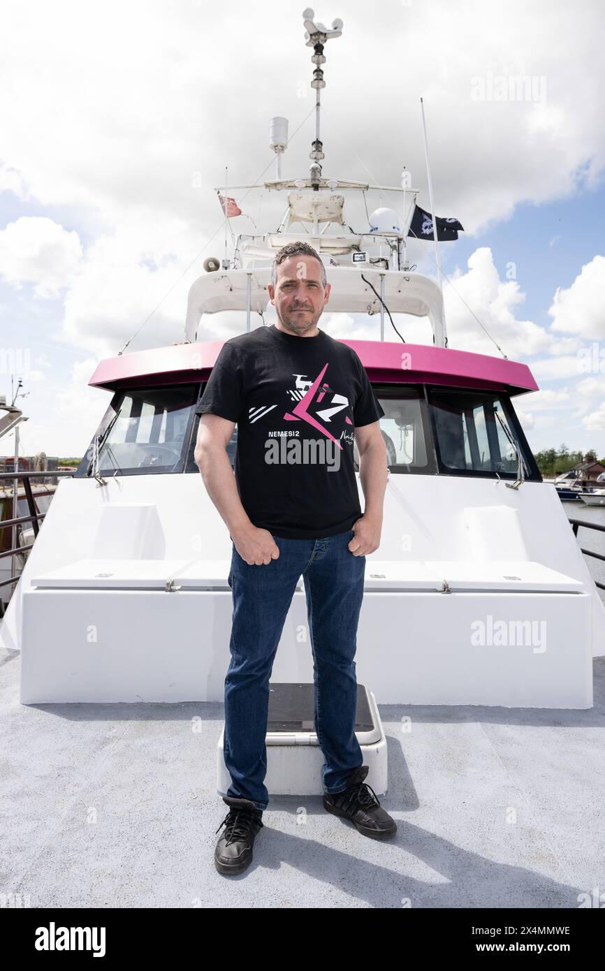 SOLO PER USO EDITORIALE Rob Read, direttore britannico dei Pirati di Neptune al lancio ufficiale di "Nemesis", una nave di pattuglia per la conservazione marina di proprietà della Green Britain Foundation e gestita da Pirates UK di Neptune (nota anche come The Captain Paul Watson Foundation UK), a St Olaves Marina, Norfolk. Data: Sabato 4 maggio 2024. Foto Stock
