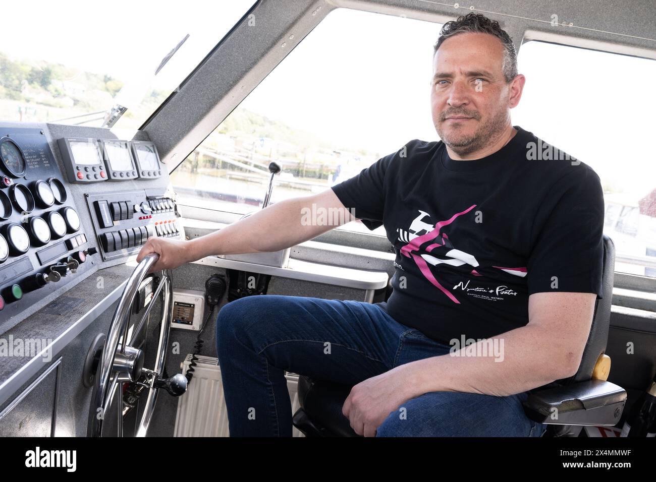 SOLO PER USO EDITORIALE Rob Read, direttore britannico dei Pirati di Neptune al lancio ufficiale di "Nemesis", una nave di pattuglia per la conservazione marina di proprietà della Green Britain Foundation e gestita da Pirates UK di Neptune (nota anche come The Captain Paul Watson Foundation UK), a St Olaves Marina, Norfolk. Data: Sabato 4 maggio 2024. Foto Stock